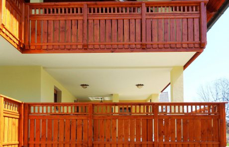 mlinar-d.o.o.-vrtne-garniture-balkonske-ograje-nadstreski-lepljen-les-balkonske-ograje-lojtrca2